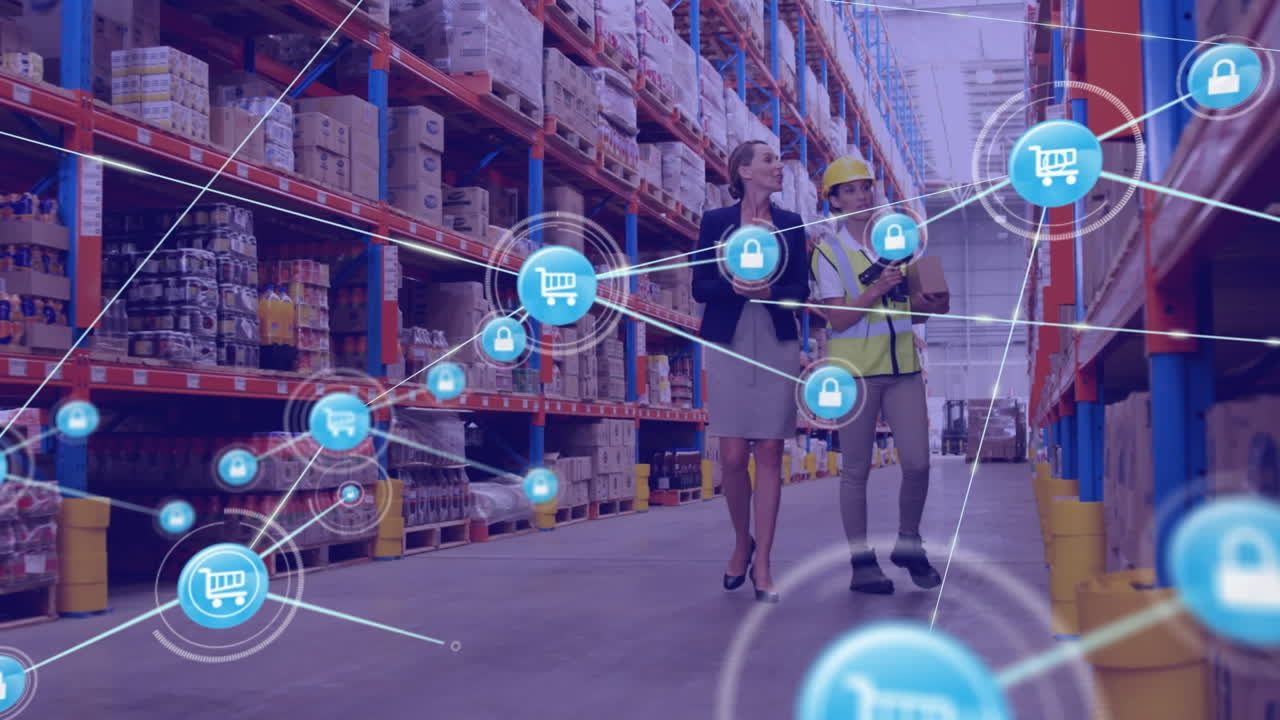 red de iconos digitales contra la supervisora caucásica y la trabajadora que comprueba el stock en el almacén