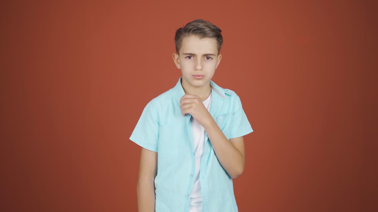 el chico está disgustado.