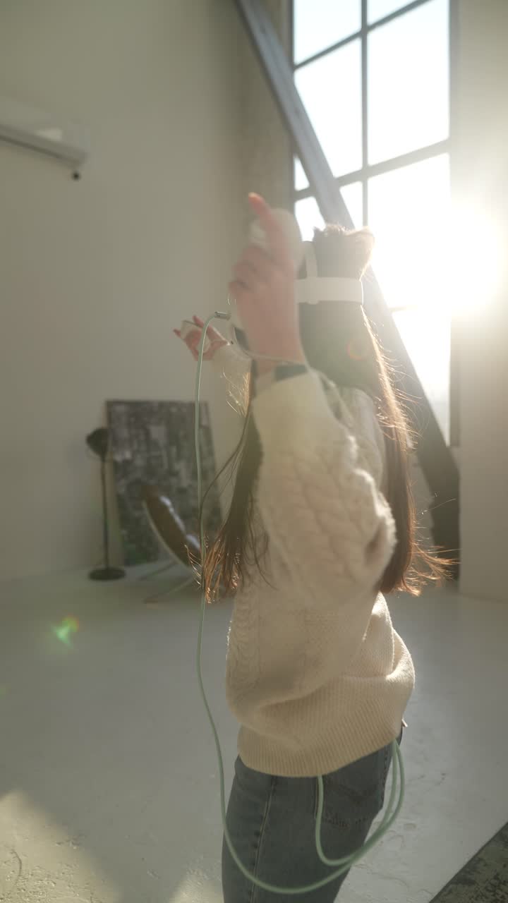 Mujer experimentando realidad virtual