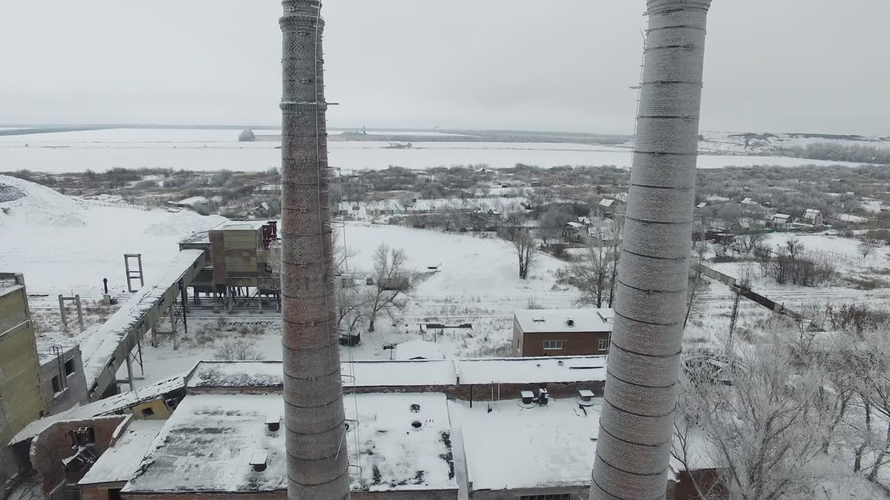 воздушный вид заброшенной промышленной площадки зимой