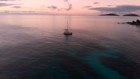 Schöner-Sonnenuntergang-Auf-La-Digue,-Einer-Insel-Der-Seychellen