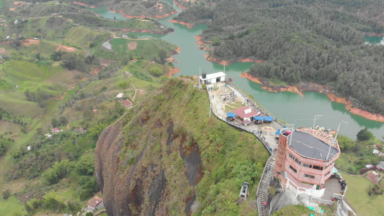 vista impresionante en piedra el penol en guatapé cerca de medellín, colombia - toma aérea de drones