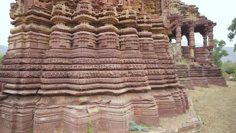 Toma-Panorámica-De-Una-Hermosa-Arquitectura-En-La-Pared-De-Un-Templo-En-El-Grupo-De-Templos-De-Bhand-Devra-En-Ramgarh-Del-Distrito-De-Baran-En-Rajasthan,-India.