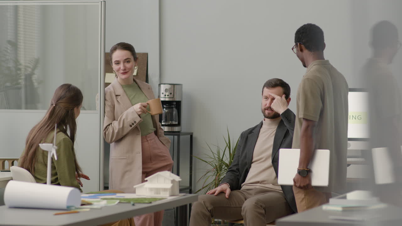 사무실에서 커피를 마시고 이야기하는 다민족 비즈니스 팀 2