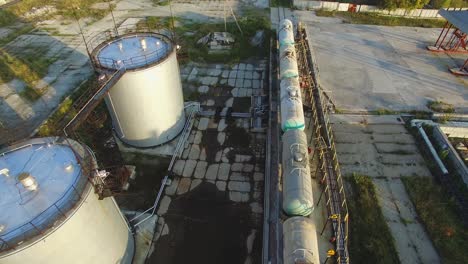 vista aérea de un depósito de combustible abandonado