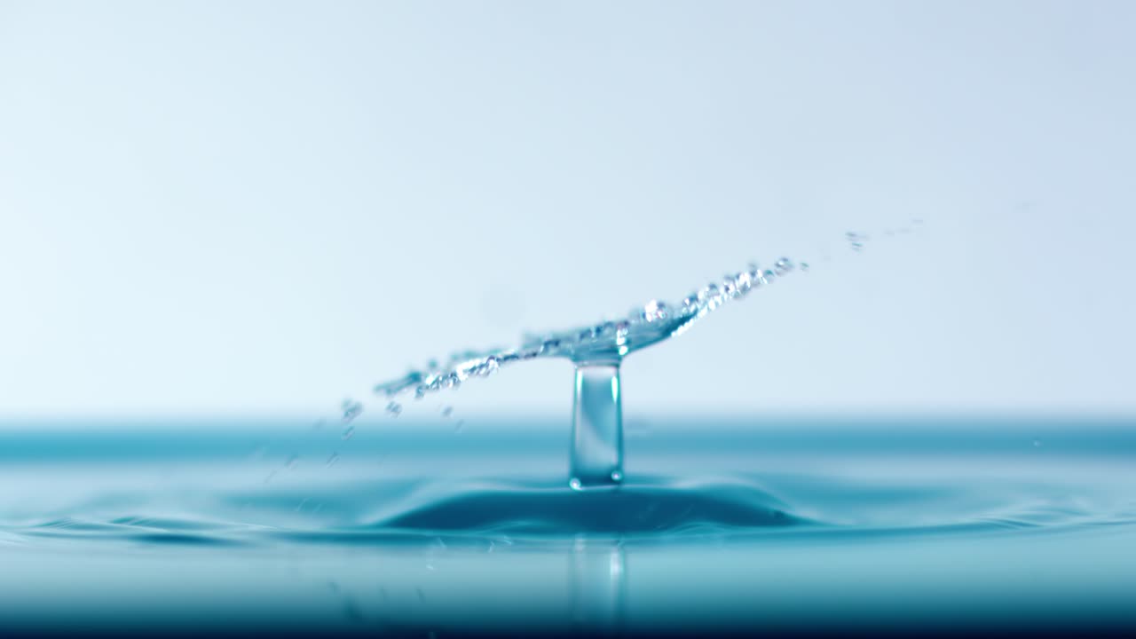 물방울이 슈퍼 슬로우 모션으로 떨어지는 클로즈업입니다.
