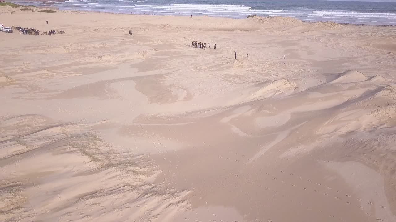 공중 철수는 호주 시드니 포트 스티븐스의 모래 언덕 사막 옆에 있는 넓은 모래 스톡턴 해변을 보여줍니다.
