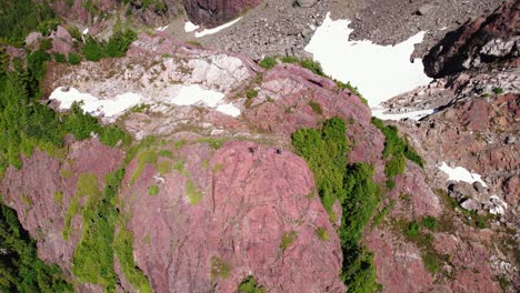 Luftdrehung-Nach-Unten-Wanderer-Auf-Einem-Gipfel---Mackenzie-Range,-Vancouver-Island,-BC,-Kanada