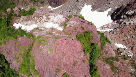 panorámica giratoria aérea hacia abajo caminante en una cumbre - rango de mackenzie, isla de vancouver, bc, canadá