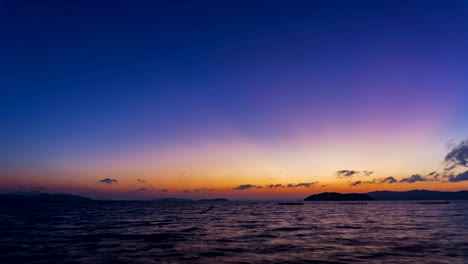 hermoso atardecer o amanecer con reflejo en el agua en phuket tailandia paisaje de fondo 4k timelapse