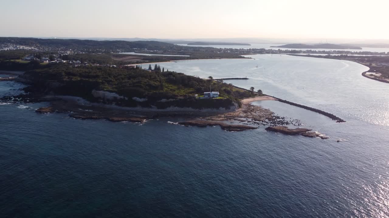 Ripresa aerea con drone del canale d'ingresso di Swansea, Belmont, NSW, Newcastle, turismo, pesca, estrazione mineraria, natura, boscaglia, NSW, Australia 4K