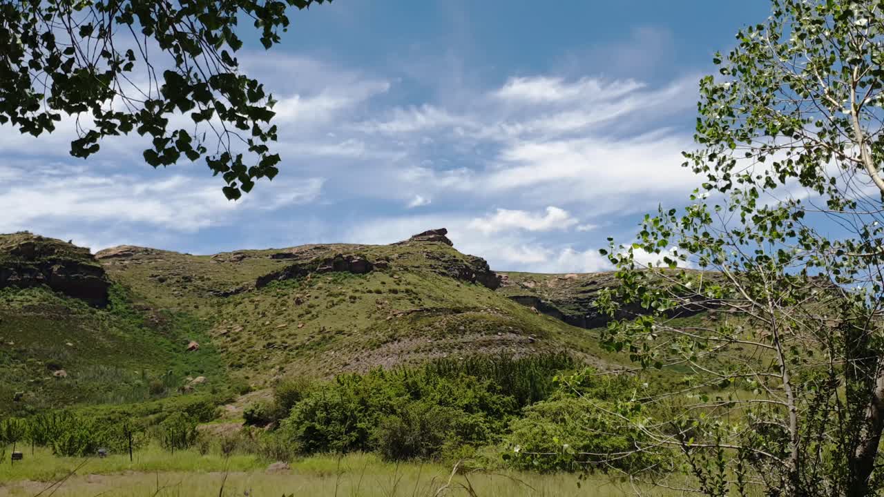 paisaje tranquilo y pacífico de las impresionantes montañas moluti que bordean lesotho en sudáfrica viajes