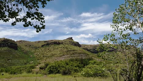 Beruhigende-Und-Friedliche-Landschaftsszene-Der-Atemberaubenden-Moluti-berge-An-Der-Grenze-Zu-Lesotho-In-Südafrika-Reise