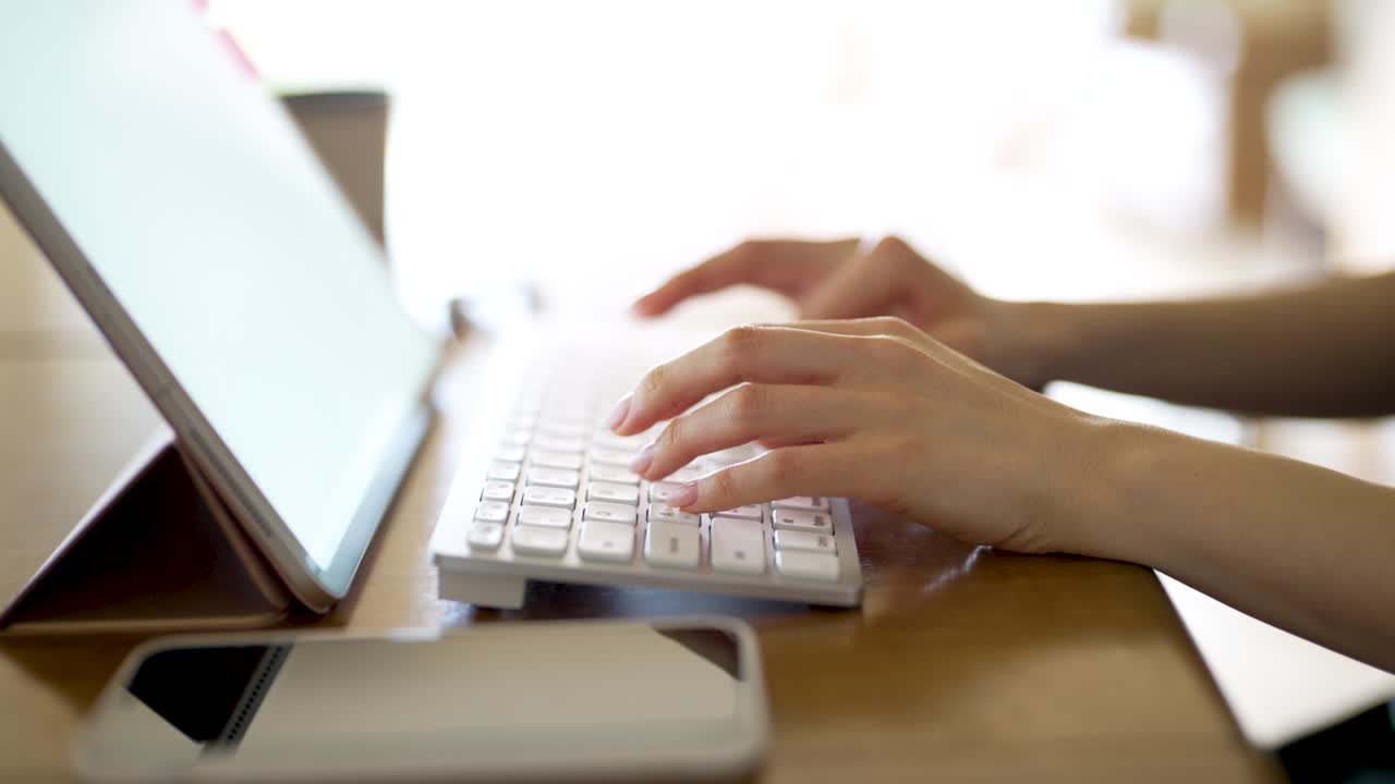 mujer trabajando en la habitación
