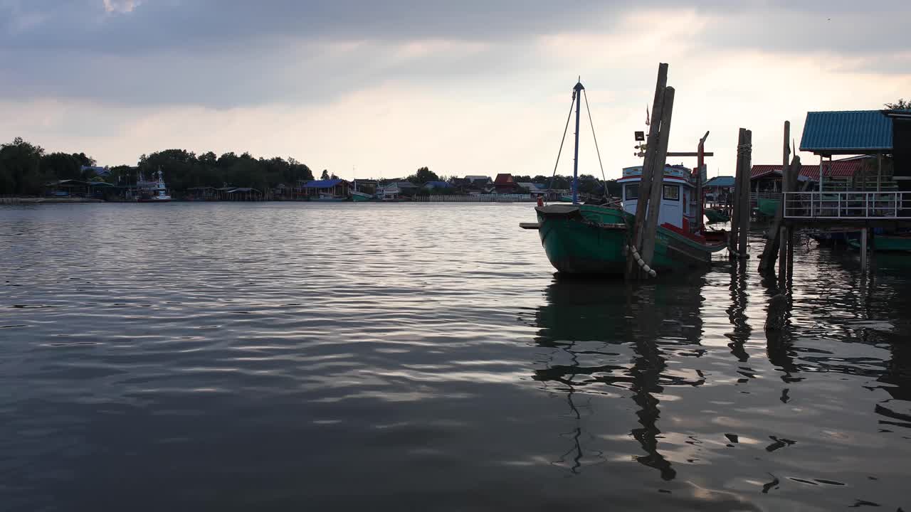 Zacumowany drewniany trawler wzdłuż rzeki Bang Tabun w Tajlandii
