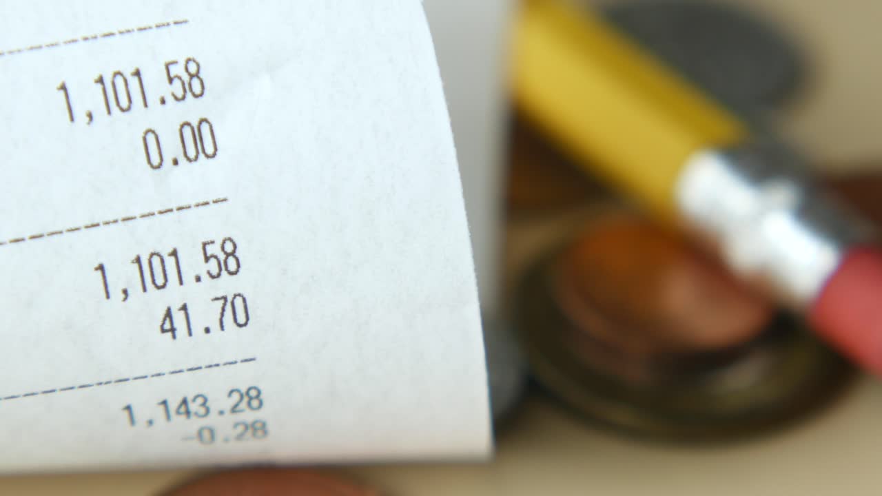 un recibo con un total de 1.143,28