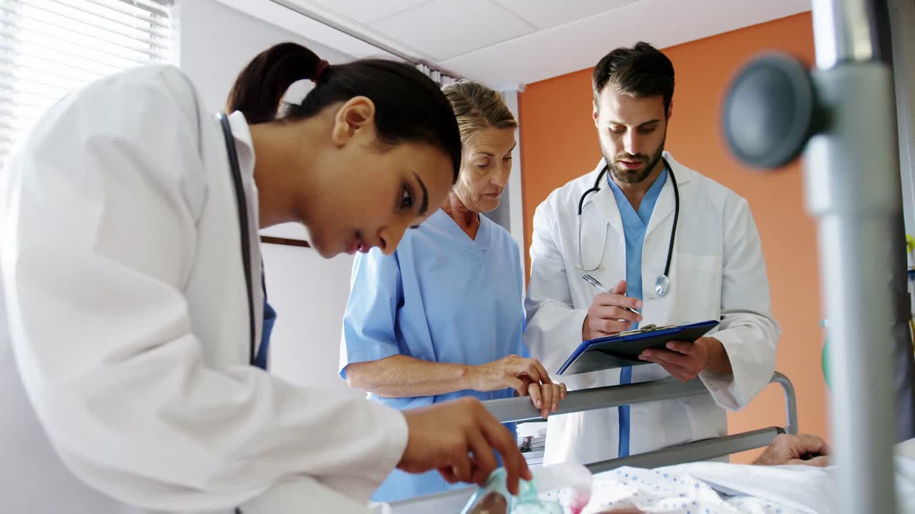 médico poniendo una máscara de oxígeno en la cara de una paciente mayor