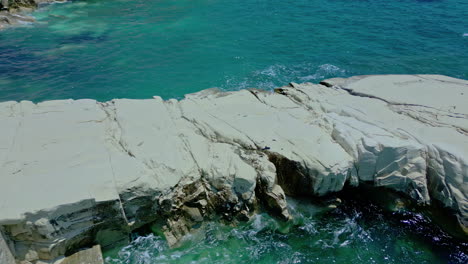 Weiße-Felsen-Neben-Dem-Kristallklaren-Meer