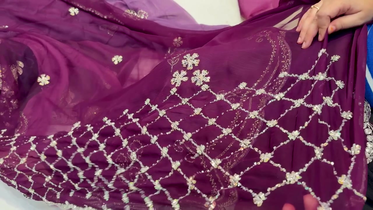 Saree violet de créateur de luxe orné de broderies argentées complexes et de paillettes.