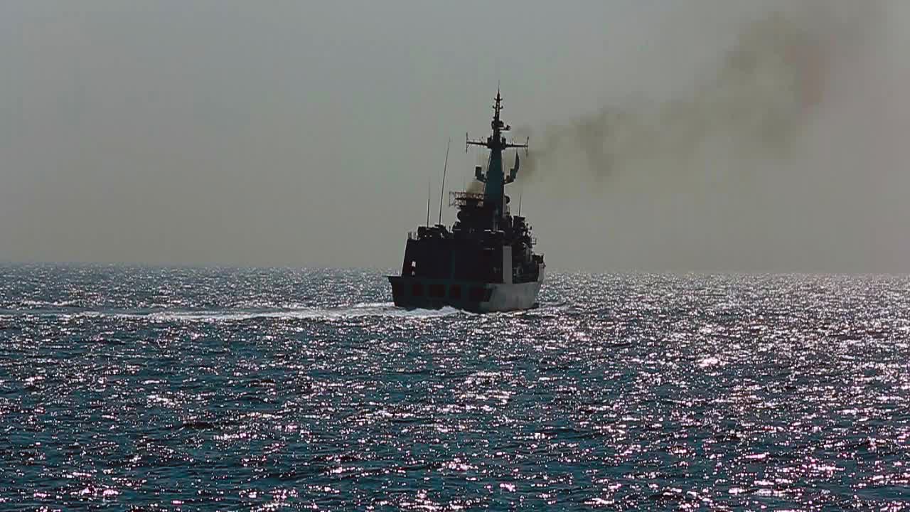 바다에서 배를 타다