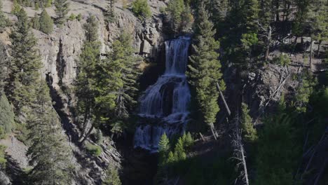 Toma-En-Cámara-Lenta-De-La-Cascada-Del-Parque-Nacional-De-Yellowstone