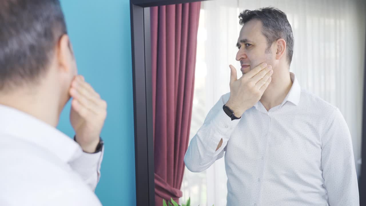 거울 속의 자신을 좋아하는 남자