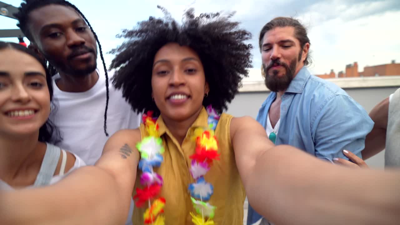 un grupo de amigos divirtiéndose en una fiesta