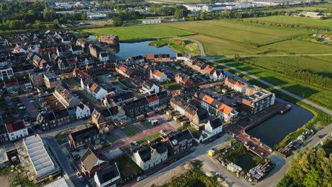 Hermosa-Grúa-De-Un-Vecindario-Suburbano-De-Nueva-Construcción-Con-Paneles-Solares-En-La-Azotea