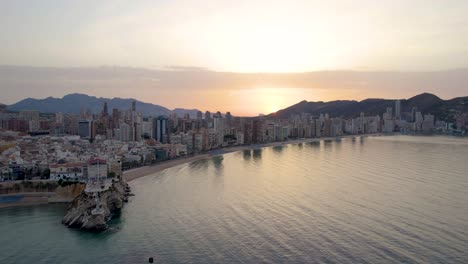 Ciudad-Costa-Blanca-De-Benidorm,-Vacaciones-Turísticas-Y-Destino-De-Vacaciones-En-España---Vuelo-Aéreo-Al-Atardecer