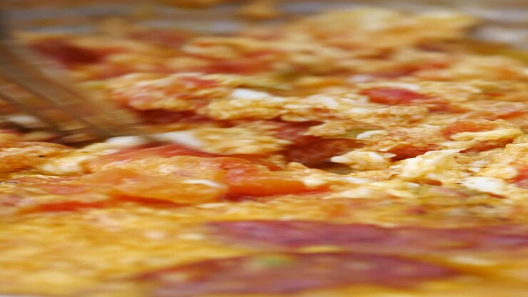 Uova strapazzate turche con pomodori (Menemen)