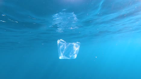 Una-Bolsa-De-Plástico-Flotando-En-La-Superficie