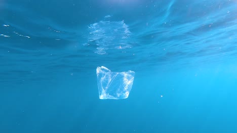 una bolsa de plástico flotando en la superficie