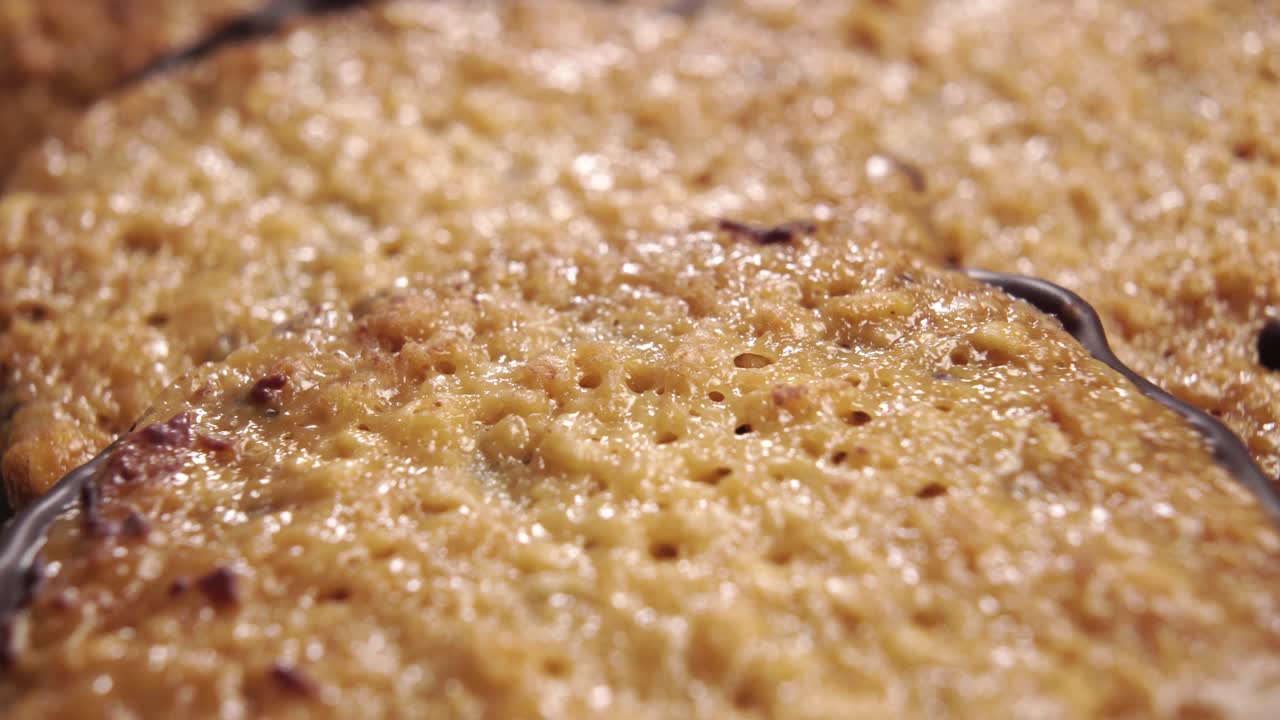 textura horneada de galletas de avena con una capa de chocolate oscuro