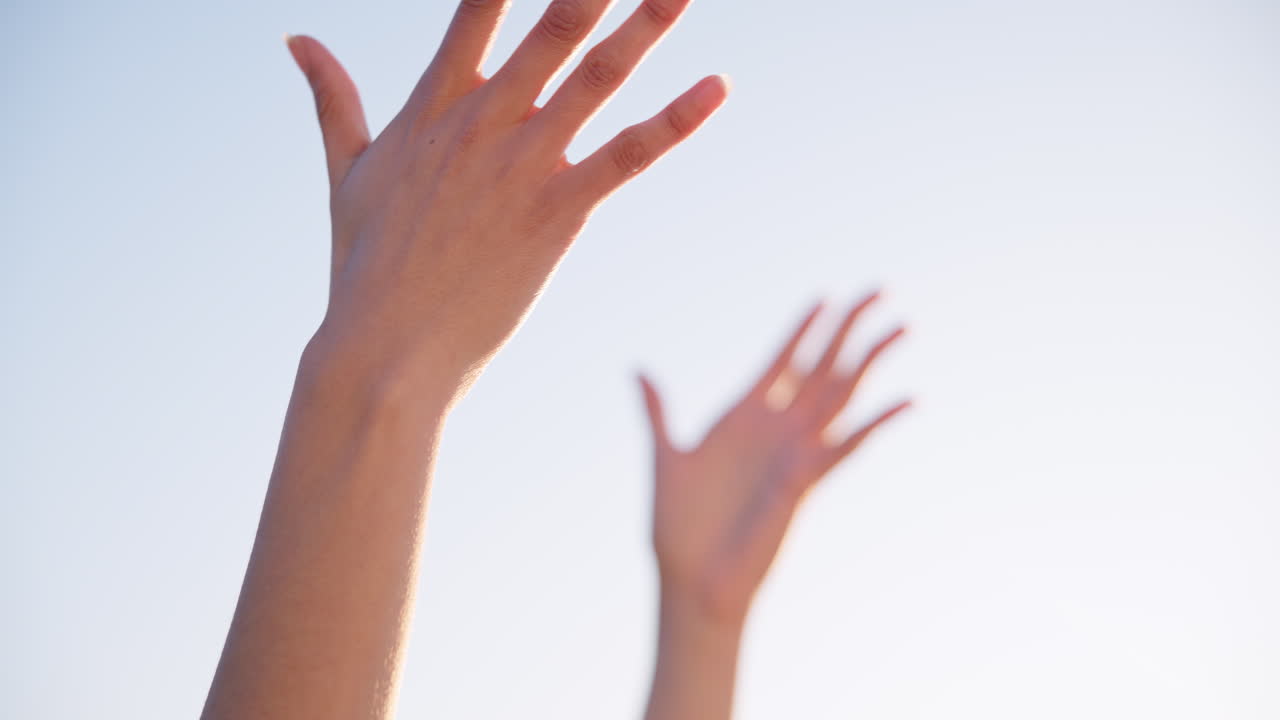 해변의 해가 지고, 요가 수업과 여성의 손이 편안해집니다.