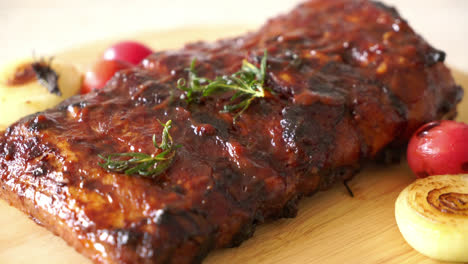 costillas de cerdo a la parrilla y barbacoa