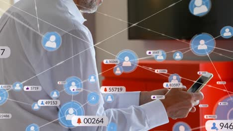 animación de iconos de los medios sobre un empresario biracial que usa un teléfono inteligente