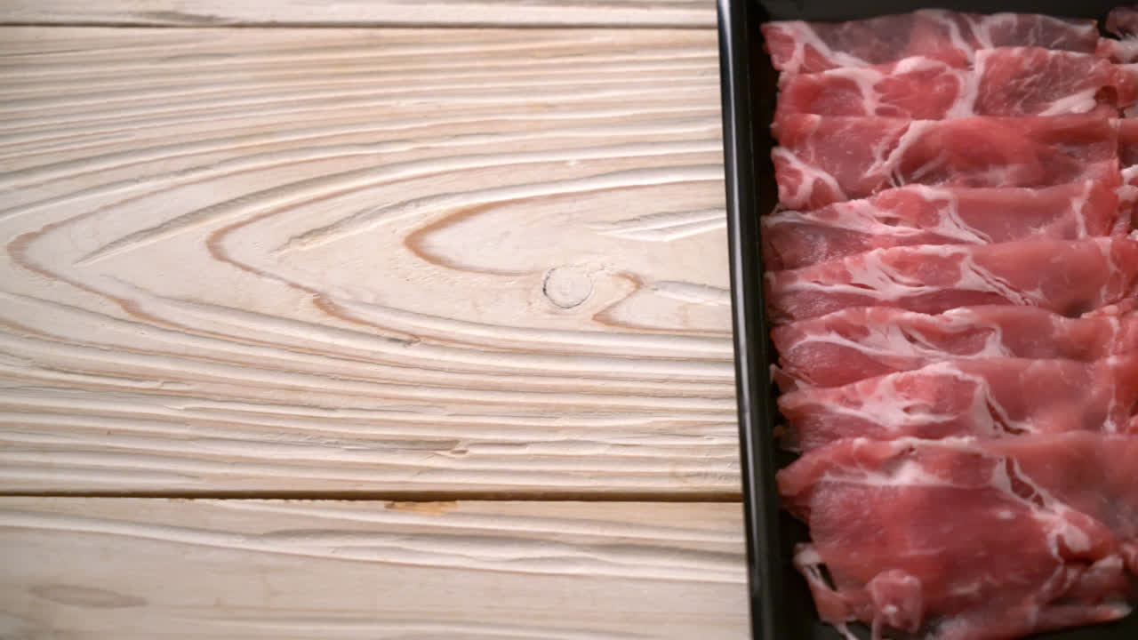 신선한 슬라이스 칼라 돼지 고기 날 것