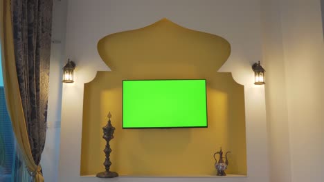 con tv de pared y pantalla verde al estilo de oriente medio y áfrica del norte. tiro de mano. copa árabe en qatar