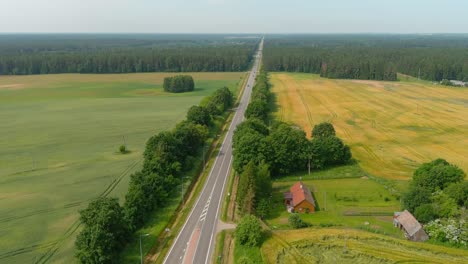 Luftaufnahme-Einer-Asphaltierten-Straße-Mit-Einer-Wunderschönen-Landschaft