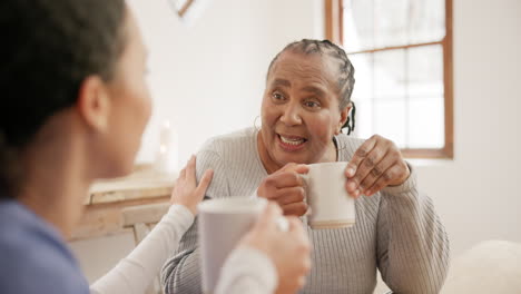 Betreuer,-Rentner-Und-ältere-Frau-Mit-Kaffee