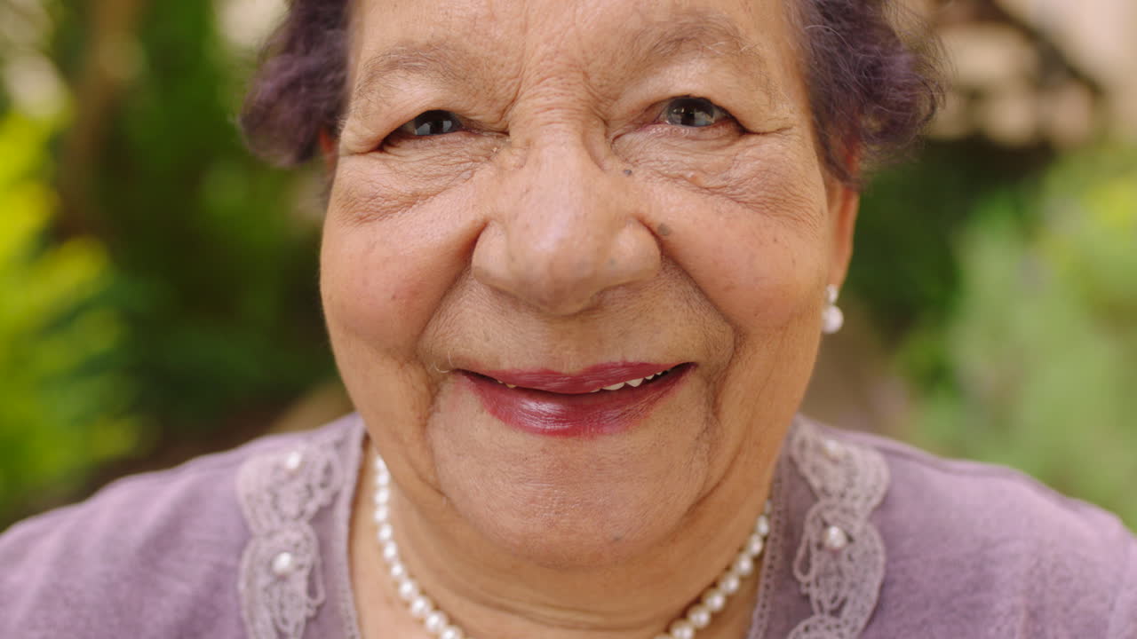 자연 공원 에서 웃고 행복 하고 고령 한 여자 의 얼굴