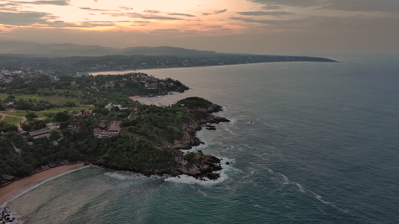 dron aéreo de primer nivel sobrevuela puerto escondido playa zicatela paraíso mexicano