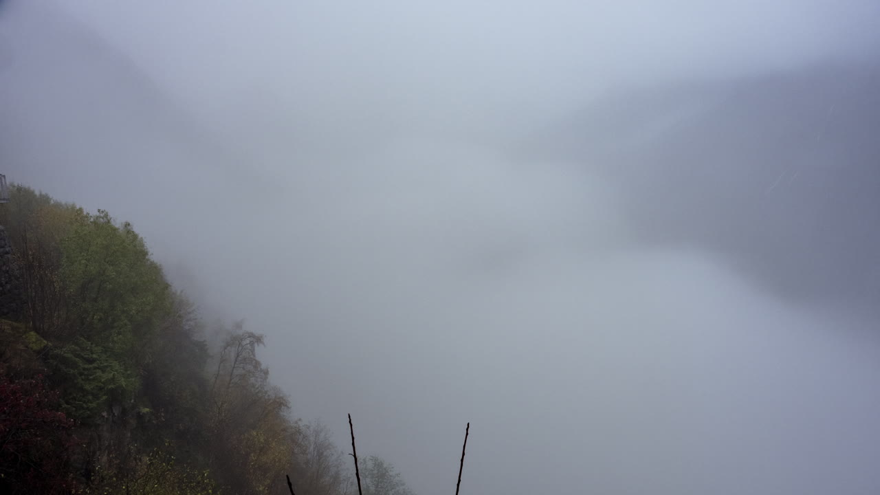 노르웨이의 ornesvingen 관점에서 geirangerfjord와 산 위에 구름과 안개