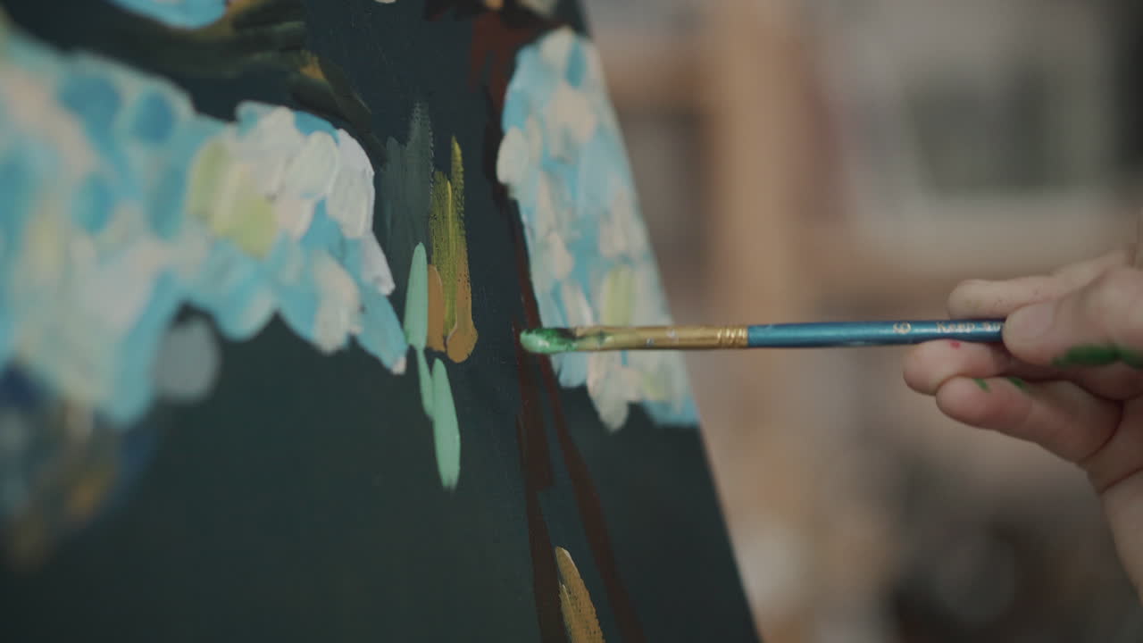 persona pintando un cuadro