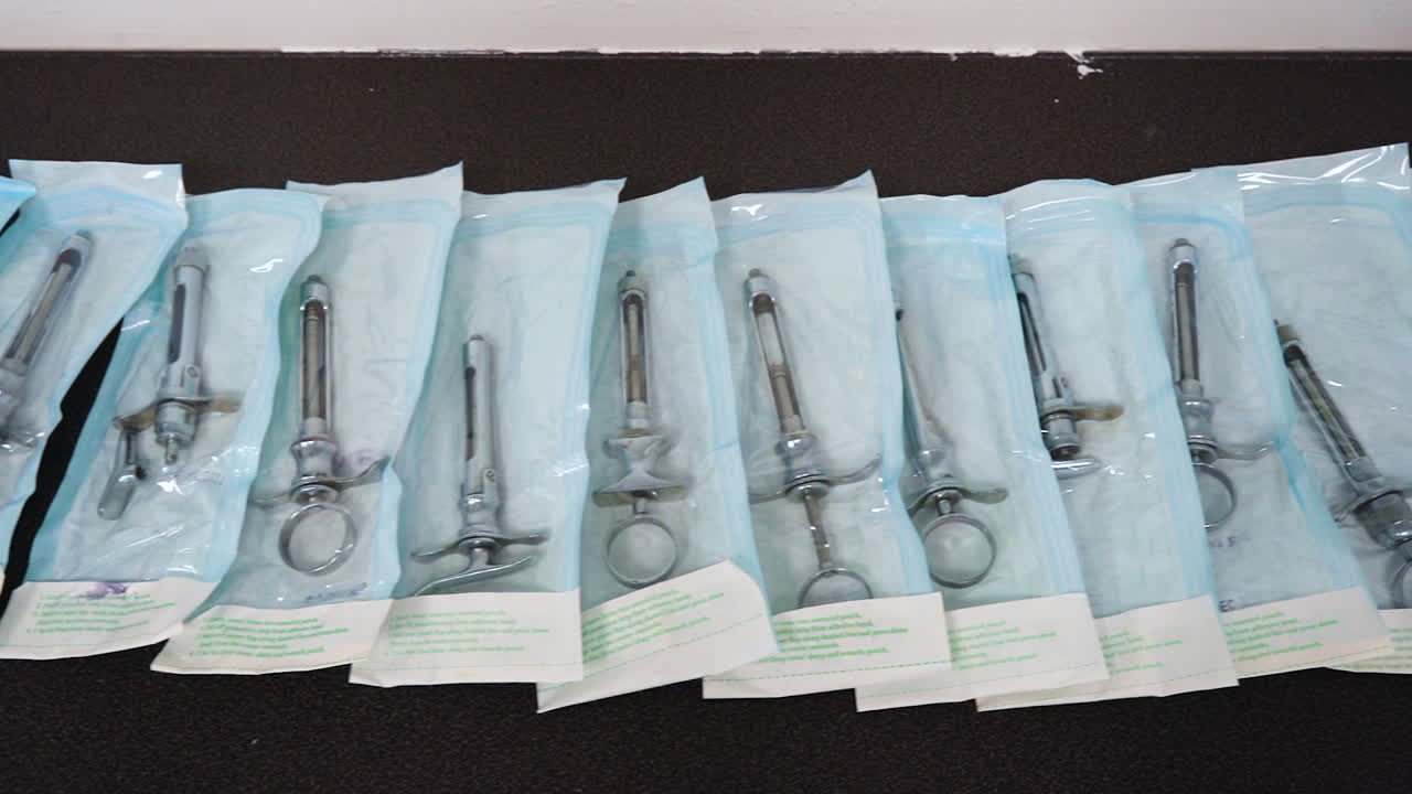 disparo hacia abajo de las herramientas dentales colocadas en la mesa en una clínica