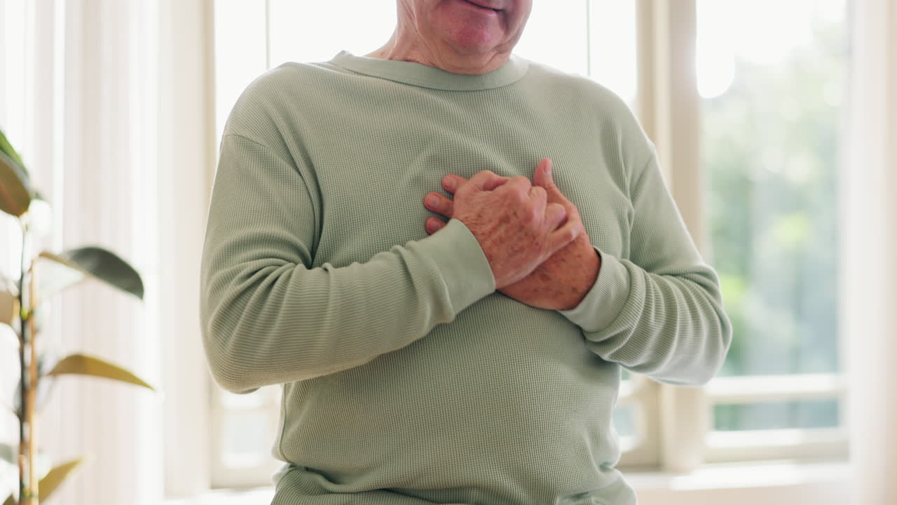 ataque al corazón o un anciano con manos de emergencia