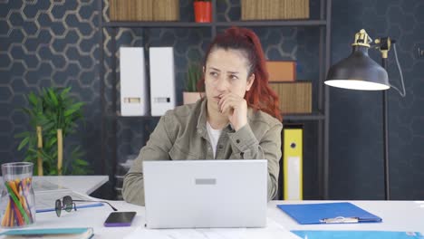 Business-woman-biting-her-nails.