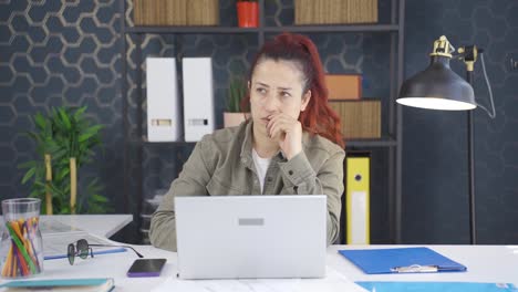 mujer de negocios mordiéndose las uñas.