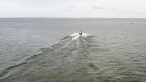 La-Moto-Acuática-Se-Desliza-Por-La-Superficie-Del-Mar,-Dejando-Un-Rastro-Espumoso-A-Su-Paso.