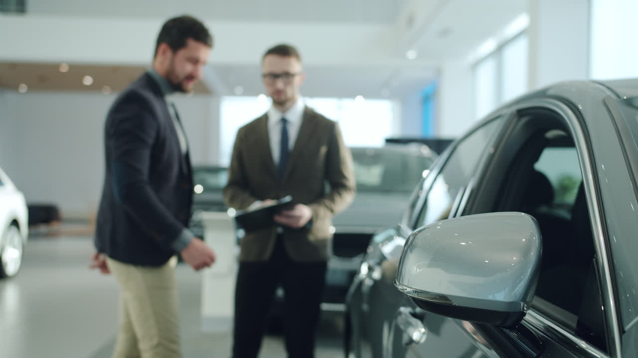 vendedor de automóviles y cliente en la sala de exposiciones